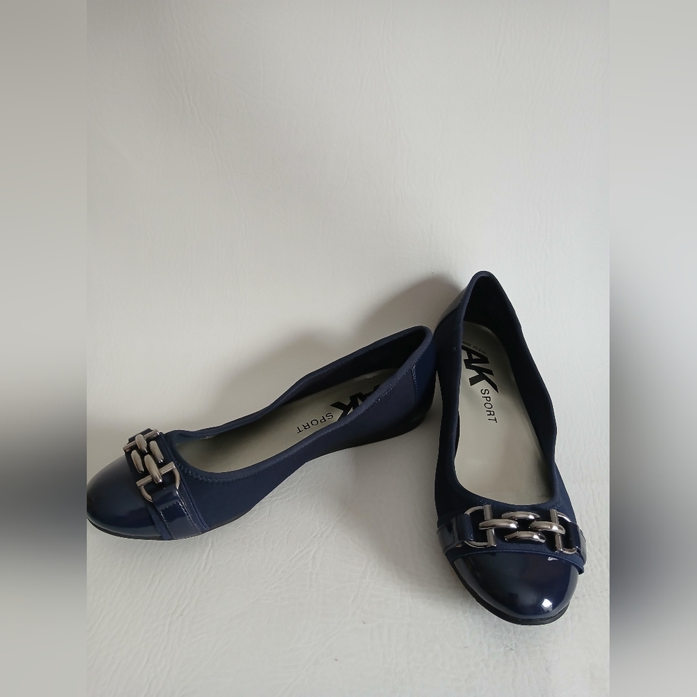 Anne Klein Sport Navy Flats with Chain Detail Sz8.5M Round Toe
